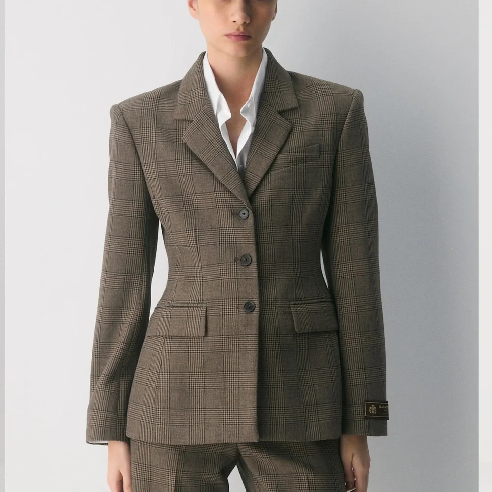 Aritzia Babaton Standout Brown Plaid Blazer Size 2 - Picture 2 of 6